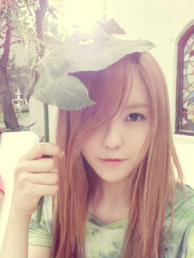 beritakpop.com_Hyomin_Umbrella_leaf